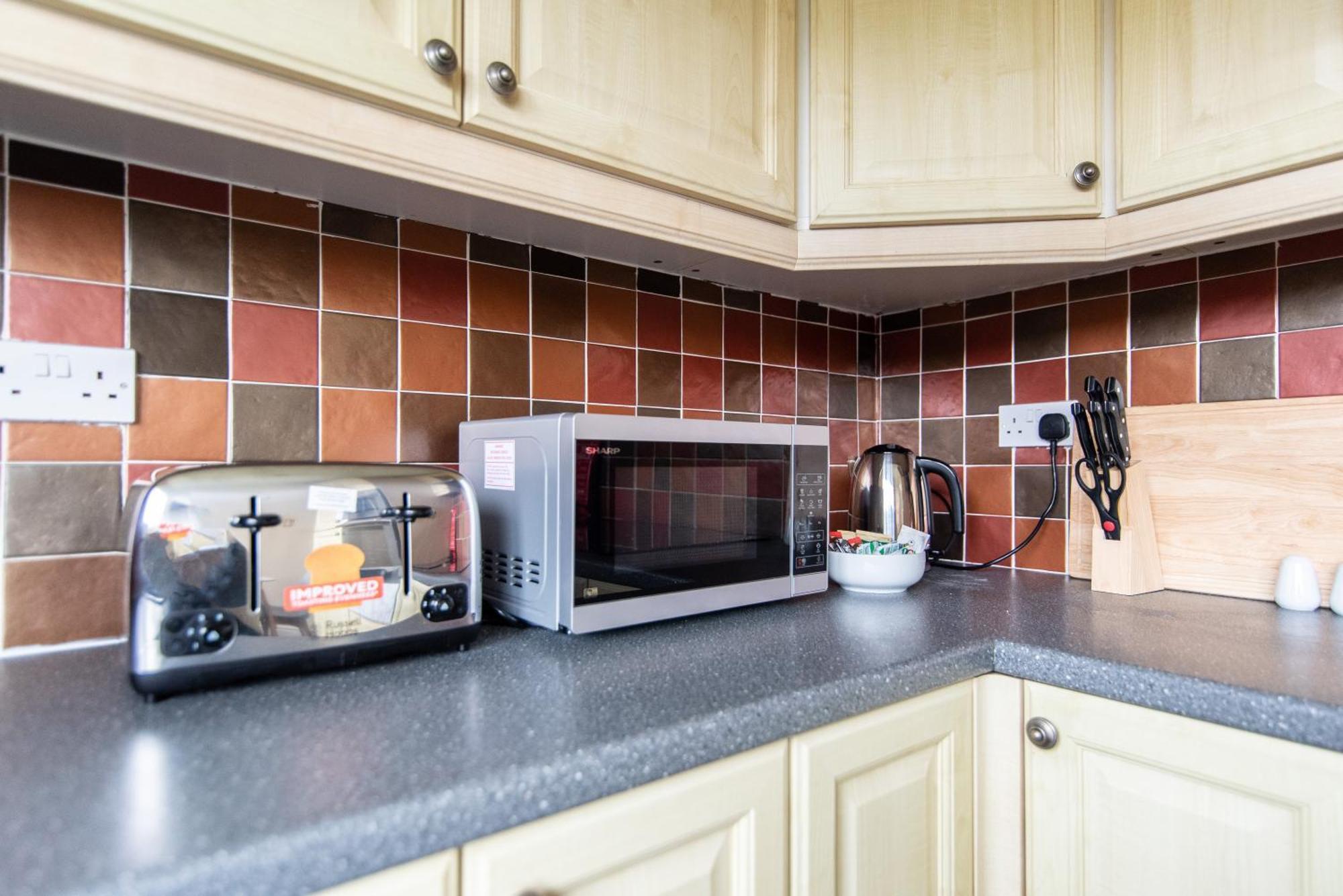 3 Bed Apartment - Perfect For Contractors Near Liverpool Airport Hale  Kültér fotó