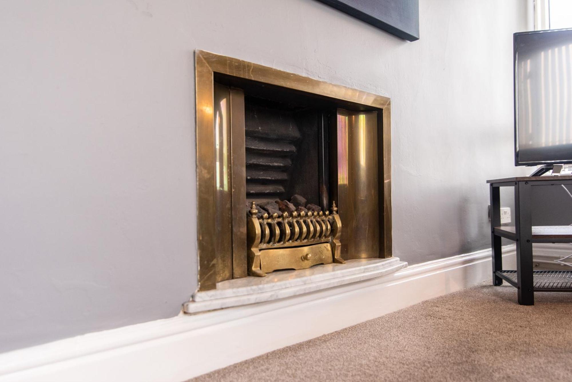 3 Bed Apartment - Perfect For Contractors Near Liverpool Airport Hale  Kültér fotó