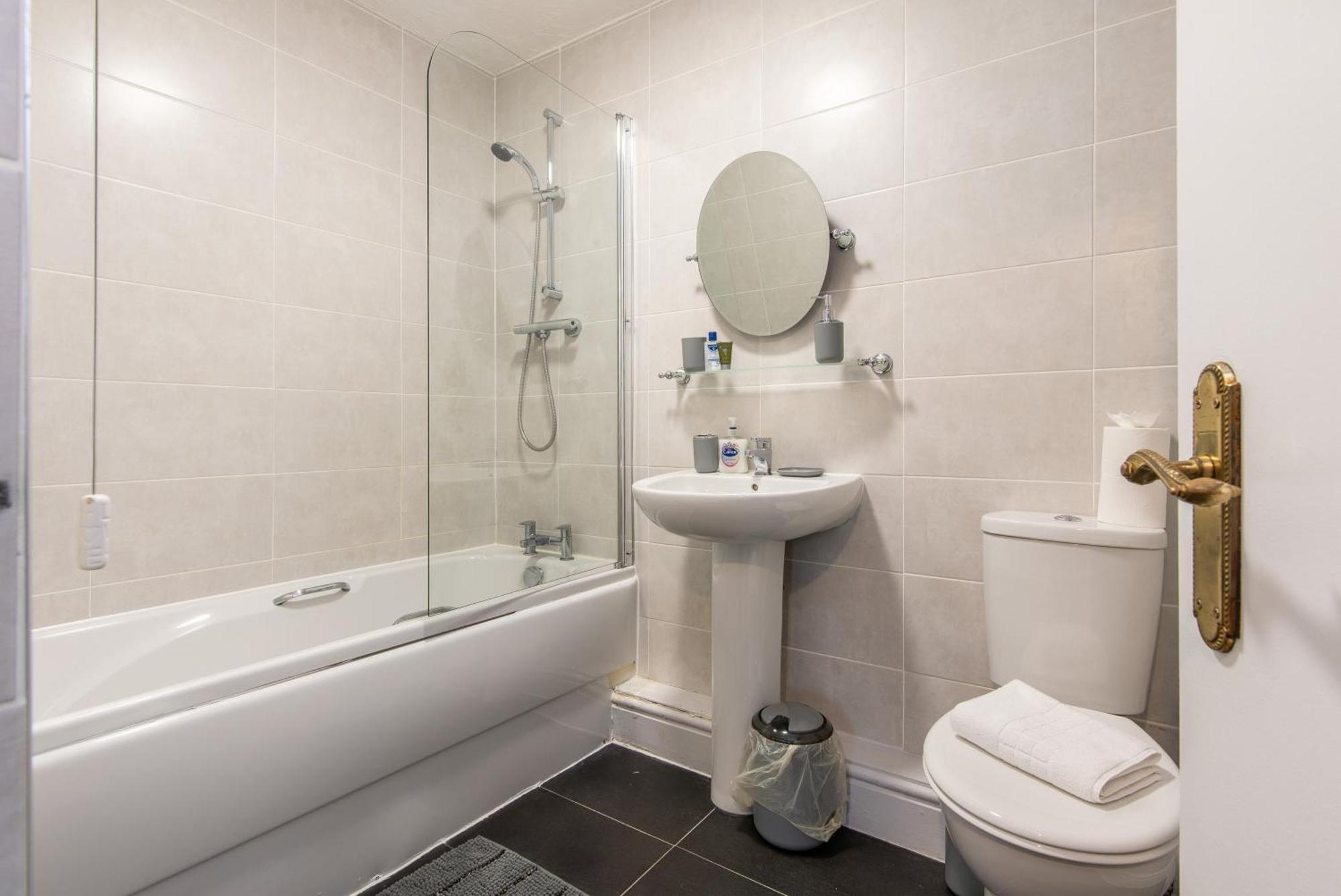 3 Bed Apartment - Perfect For Contractors Near Liverpool Airport Hale  Kültér fotó