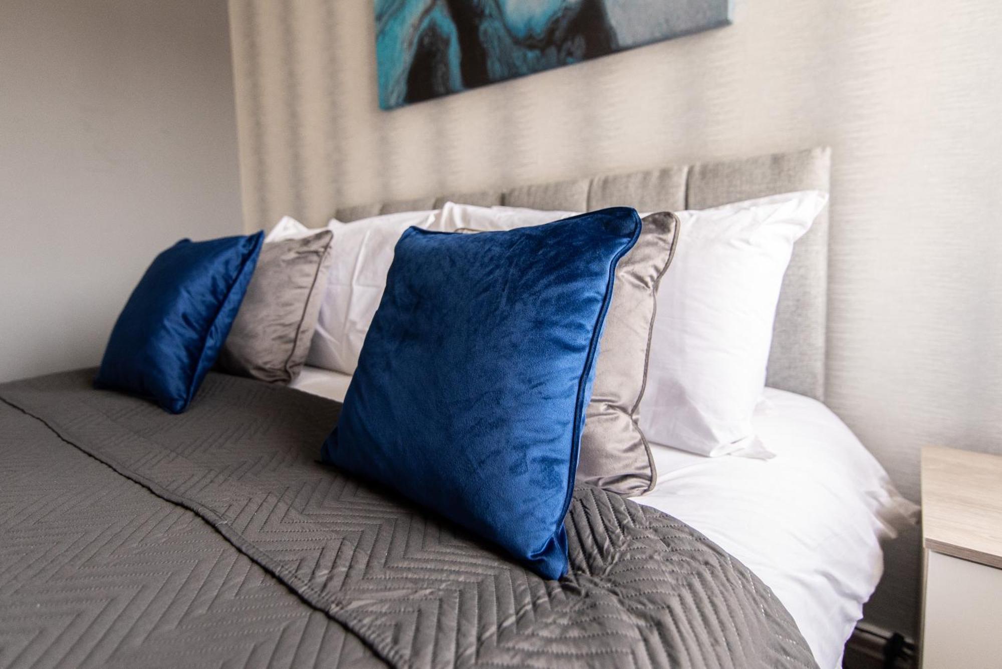 3 Bed Apartment - Perfect For Contractors Near Liverpool Airport Hale  Kültér fotó